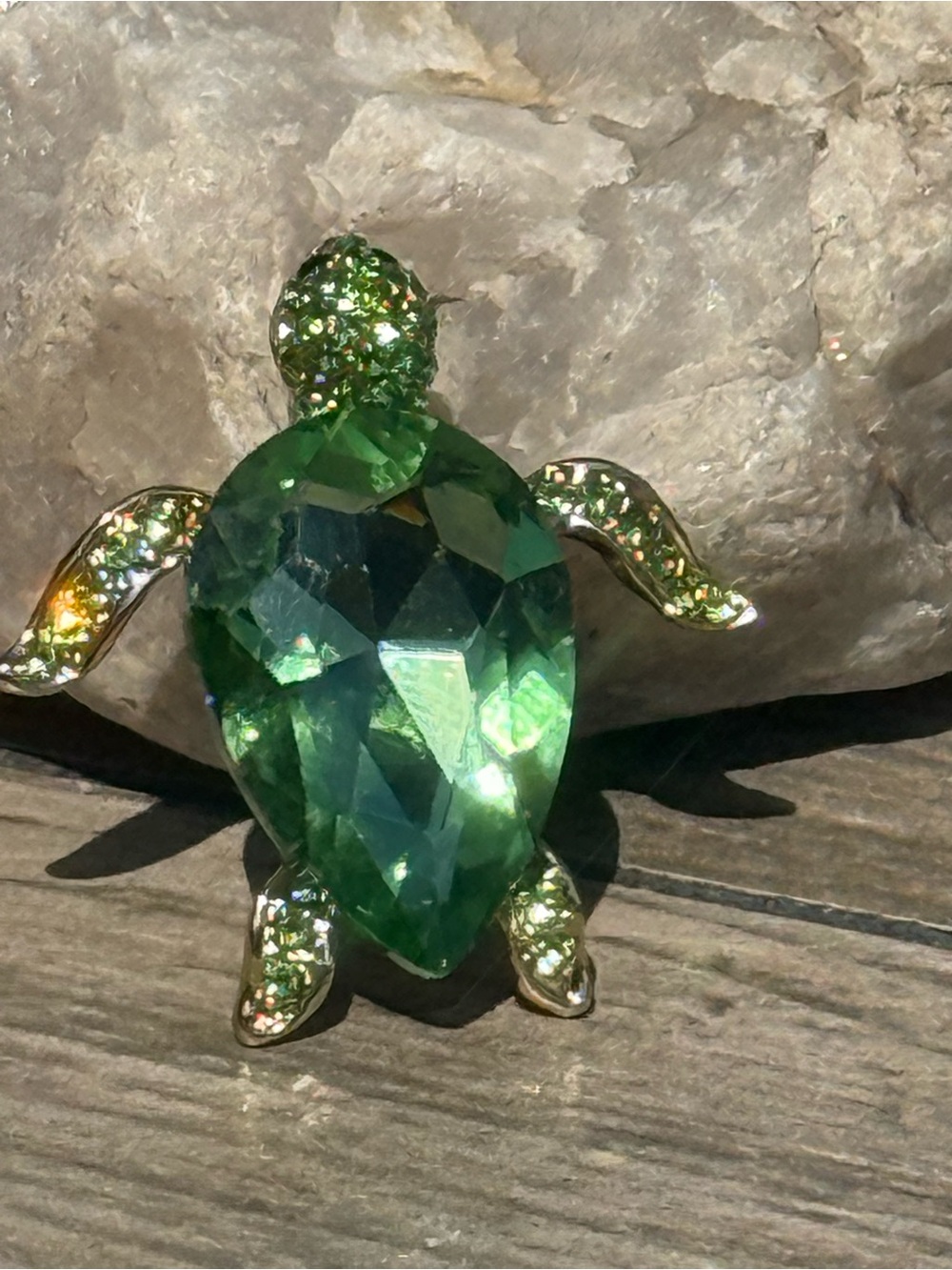 NWT Green Crystal Sea Turtle With Faceted Green Gemstone Brooch Pin